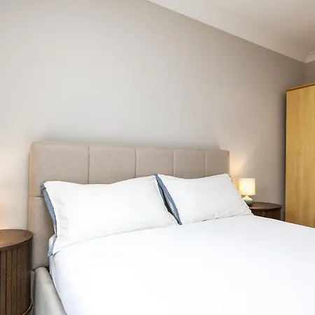 2br Flat Between 3arena And Center