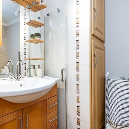 2br Flat Between 3arena And Center 아파트